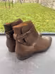 /bilder/schuh-dokumentation/stiefel/schlichte-dunkelbraune-jodphur-boots/sub/schlichte-dunkelbraune-jodphur-boots-schraeg-hinten.avif