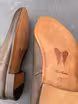 /bilder/schuh-dokumentation/stiefel/schlichte-dunkelbraune-jodphur-boots/sub/schlichte-dunkelbraune-jodphur-boots-sohle.avif