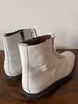 /bilder/schuh-dokumentation/stiefel/weisse-stiefel-reissverschluss-schnuerung/sub/weisse-stiefel-reissverschluss-schnuerung-schraeg-hinten.avif