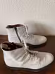 /bilder/schuh-dokumentation/stiefel/weisse-stiefel-reissverschluss-schnuerung/sub/weisse-stiefel-reissverschluss-schnuerung-seite-parallel.avif