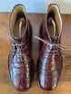 /bilder/schuh-dokumentation/stiefeletten/chukka-boots/chukka-boots-dunkelrot-lackleder/sub/chukka-boots-dunkelrot-lackleder-oben.avif