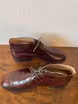 /bilder/schuh-dokumentation/stiefeletten/chukka-boots/chukka-boots-dunkelrot-lackleder/sub/chukka-boots-dunkelrot-lackleder-seite-entgegengesetzt.avif