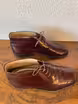 /bilder/schuh-dokumentation/stiefeletten/chukka-boots/chukka-boots-dunkelrot-lackleder/sub/chukka-boots-dunkelrot-lackleder-seite-parallel.avif