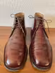 /bilder/schuh-dokumentation/stiefeletten/chukka-boots/chukka-boots-dunkelrot-lackleder/sub/chukka-boots-dunkelrot-lackleder-vorne.avif