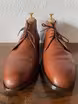 /bilder/schuh-dokumentation/stiefeletten/chukka-boots/cognac-farbene-chukka-boots/sub/cognac-farbene-chukka-boots-schraeg-oben.avif