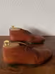 /bilder/schuh-dokumentation/stiefeletten/chukka-boots/cognac-farbene-chukka-boots/sub/cognac-farbene-chukka-boots-seite-parallel.avif