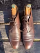 /bilder/schuh-dokumentation/stiefeletten/chukka-boots/dunkelbraune-chukka-boots-aus-glattleder/sub/dunkelbraune-chukka-boots-aus-glattleder-oben.avif