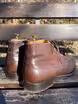 /bilder/schuh-dokumentation/stiefeletten/chukka-boots/dunkelbraune-chukka-boots-aus-glattleder/sub/dunkelbraune-chukka-boots-aus-glattleder-schraeg-hinten.avif