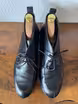 /bilder/schuh-dokumentation/stiefeletten/chukka-boots/schwarze-chukka-boots-norweger/sub/schwarze-chukka-boots-norweger-oben.avif