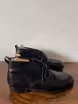 /bilder/schuh-dokumentation/stiefeletten/chukka-boots/schwarze-chukka-boots-norweger/sub/schwarze-chukka-boots-norweger-parallel.avif