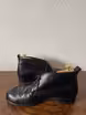 /bilder/schuh-dokumentation/stiefeletten/chukka-boots/schwarze-chukka-boots-norweger/sub/schwarze-chukka-boots-norweger-seite-engegengesetzt.avif