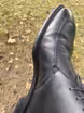 /bilder/schuh-dokumentation/stiefeletten/chukka-boots/schwarze-elegante-chukka-boots-mit-blatt-dekoration/schwarze-stiefeletten-mit-eleganter-form/sub/schwarze-stiefeletten-mit-eleganter-form-mitte-spitze-innen-rechts.avif