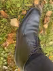 /bilder/schuh-dokumentation/stiefeletten/chukka-boots/schwarze-elegante-chukka-boots-mit-blatt-dekoration/schwarze-stiefeletten-mit-eleganter-form/sub/schwarze-stiefeletten-mit-eleganter-form-oben-aussen.avif