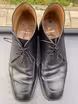 /bilder/schuh-dokumentation/stiefeletten/chukka-boots/schwarze-elegante-chukka-boots-mit-blatt-dekoration/sub/schwarze-elegante-chukka-boots-mit-blatt-dekoration-oben.avif