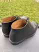 /bilder/schuh-dokumentation/stiefeletten/chukka-boots/schwarze-elegante-chukka-boots-mit-blatt-dekoration/sub/schwarze-elegante-chukka-boots-mit-blatt-dekoration-schraeg-hinten.avif