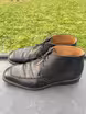 /bilder/schuh-dokumentation/stiefeletten/chukka-boots/schwarze-elegante-chukka-boots-mit-blatt-dekoration/sub/schwarze-elegante-chukka-boots-mit-blatt-dekoration-seite-linksgerichtet.avif