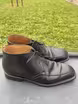 /bilder/schuh-dokumentation/stiefeletten/chukka-boots/schwarze-elegante-chukka-boots-mit-blatt-dekoration/sub/schwarze-elegante-chukka-boots-mit-blatt-dekoration-seite-rechtsgerichtet.avif