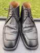 /bilder/schuh-dokumentation/stiefeletten/chukka-boots/schwarze-elegante-chukka-boots-mit-blatt-dekoration/sub/schwarze-elegante-chukka-boots-mit-blatt-dekoration-vorne.avif