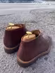/bilder/schuh-dokumentation/stiefeletten/rotbraune-stiefeletten-parallelnaht/sub/rotbraune-stiefeletten-parallelnaht-schraeg-vorne.avif