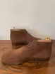 /bilder/schuh-dokumentation/velours/braune-chukka-boots-velours/sub/braune-chukka-boots-velours-seite-entgegengesetzt.avif