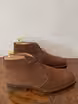 /bilder/schuh-dokumentation/velours/braune-chukka-boots-velours/sub/braune-chukka-boots-velours-seite-parallel.avif