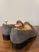 /bilder/schuh-dokumentation/velours/graue-loafers-velours/sub/graue-loafers-velours-schraeg-hinten.avif