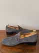 /bilder/schuh-dokumentation/velours/graue-loafers-velours/sub/graue-loafers-velours-seite-entgegengesetzt.avif