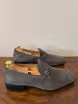 /bilder/schuh-dokumentation/velours/graue-loafers-velours/sub/graue-loafers-velours-seite-parallel.avif