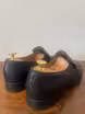 /bilder/schuh-dokumentation/wildleder/schwarze-loafers-pekarileder/sub/schwarze-loafers-pekarileder-schraeg-hinten.avif