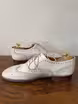 /bilder/schuh-dokumentation/wildleder/weisse-hirschleder-full-brogue-oxfords/sub/weisse-hirschleder-full-brogue-oxfords-seite-entgegengesetzt.avif